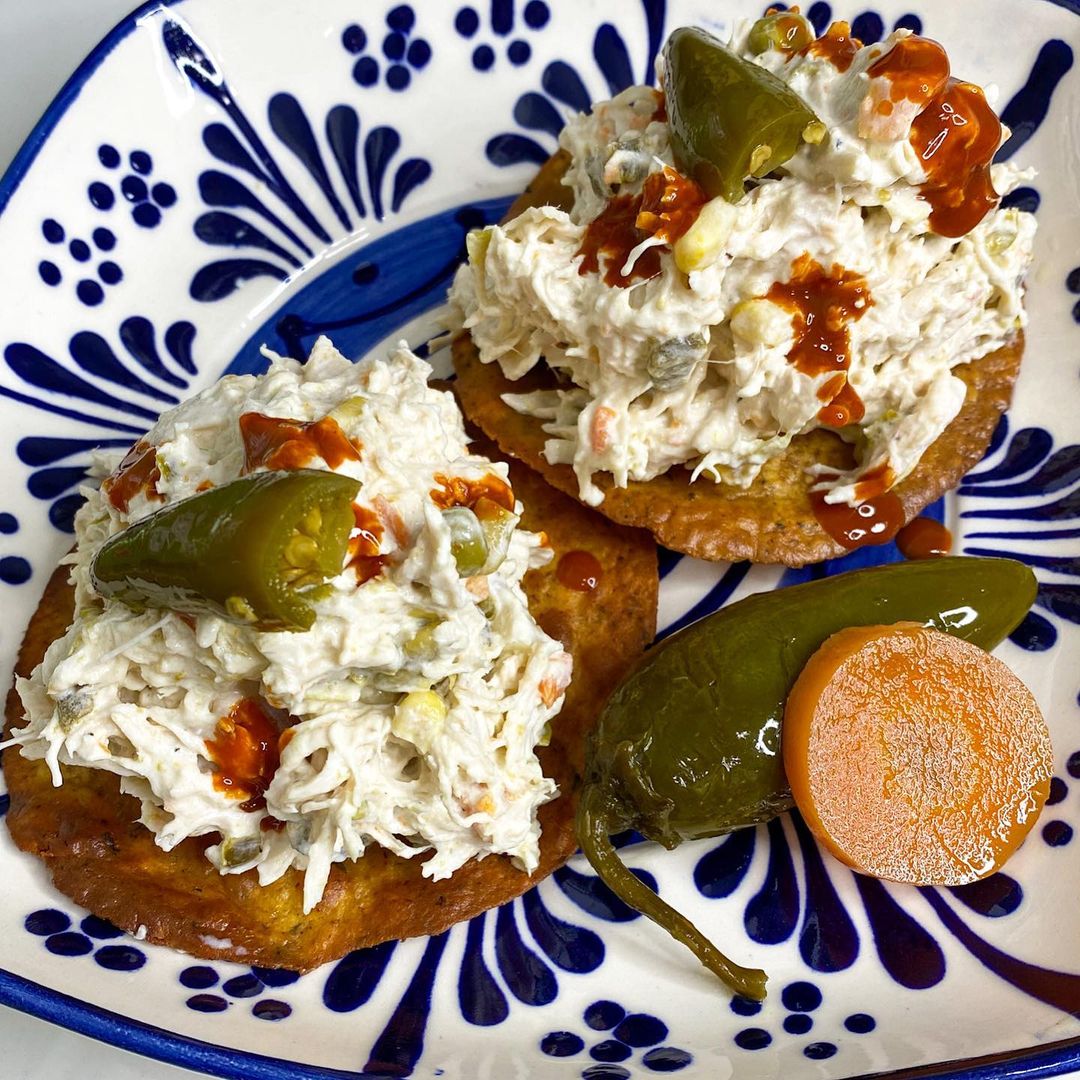 Tostadas De Ensalada De Pollo